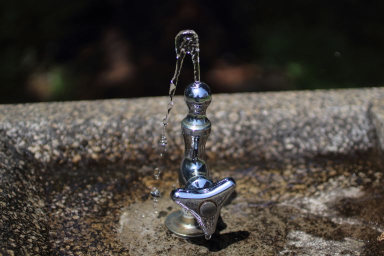 毎日の水を見直す暮らしの質を高めるための浄水器選びとカートリッジ管理の重要性